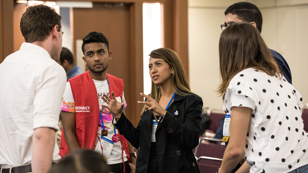 Eine Gruppe von Teilnehmern unterhält sich während einer Breakout-Sitzung miteinander.